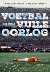 Voetbal in een vuile oorlog - Iwan van Duren ; Marcel Rözer - 9789067973052