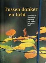Tussen licht en donker gebeden en gedachten voor wie met ziekte te maken heeft - Spronk, Benita - 9789090283203