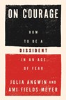 On Courage - Julia Angwin ; Ami Fields-Meyer - 9780063491946