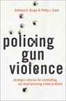 Policing Gun Violence - Anthony A. (Jerry Lee Professor of Criminology and the Director of the Crime and Justice Policy Lab Braga ; Philip J. (Sanford Professor Emeritus of Public Policy and Professor Emeritus of Economics Cook - 9780199929283