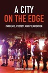 A City on the Edge - Dennis R. McBride - 9780253074072
