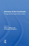 Germany At The Crossroads - Gale A. Mattox - 9780367004071