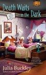 Death Waits in the Dark - Julia Buckley - 9780451491916