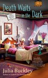 Death Waits in the Dark - Julia Buckley - 9780451491923