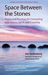 Space Between the Stones: Poetry and Practices for Connecting with Nature, Spirit, and Creativity - Mária Kersey - 9780578675190