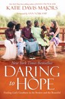 DARING TO HOPE - Katie Davis Majors ; Ann Voskamp - 9780735290600
