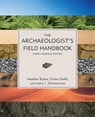 The Archaeologist's Field Handbook - Heather Burke ; Claire Smith ; Larry J. Zimmerman - 9780759108837