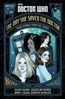 Doctor Who: The Day She Saved the Doctor - Susan Calman ; Jenny T. Colgan ; Jacqueline Rayner ; Dorothy Koomson - 9781405933476