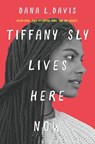 Tiffany Sly Lives Here Now - Dana L. Davis - 9781474077170