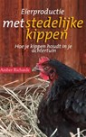 Eierproductie met stedelijke kippen: Hoe je kippen houdt in je achtertuin - Amber Richards - 9781507151167