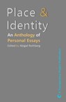 Place & Identity: An Anthology of Personal Essays - Abigail Rothberg ; Aabye-Gayle D. Francis-Favilla ; Paula Garcia ; Ramya Chamalie Jirasinghe ; Qudsiya Naqui ; Shona Sequeira - 9781519998361