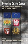 Defending Eastern Europe - Jacek Lubecki ; James W. Peterson - 9781526147561