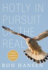 Hotly in Pursuit of the Real: Notes Toward a Memoir - Ron Hansen - 9781639820283