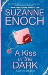 A Kiss in the Dark - Suzanne Enoch - 9781641973007