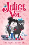 At the Show: Juliet, Nearly a Vet (Book 2) - Rebecca Johnson - 9781742535319