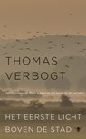 Het eerste licht boven de stad - Thomas Verbogt - 9789023485230