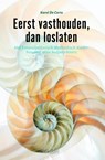 Eerst vasthouden, dan loslaten - Karel de Corte - 9789044132397