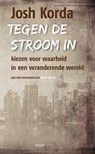 Tegen de stroom in - Josh Korda - 9789056704445