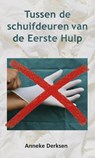 Tussen de schuifdeuren van de Eerste Hulp - Anneke Derksen - 9789081790406