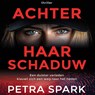 Achter haar schaduw - Petra Spark - 9789083616742