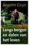 Langs bergen en dalen van het leven - Anselm Grun - 9789089721617