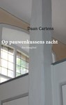 Op pauwenkussens zacht - Daan Cartens - 9789402119350
