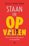 Staan en opvallen - Julia Wouters - 9789463824835