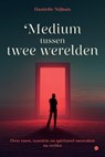 Medium tussen twee werelden - Danielle Nijhuis - 9789465288079