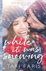 While It Was Snowing - Tari Faris - 9798553411091