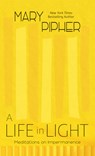 A Life in Light: Meditations on Impermanence - Mary Pipher - 9798885783071