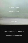 In the Field Between Us - Molly McCully Brown ; Susannah Nevison - 9780892555147