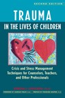 Trauma in the Lives of Children: Crisis and Stress Management Techniques for Counselors, Teachers, and Other Professionals - Kendall Johnson - 9780897932325