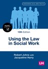 Using the Law in Social Work - Robert Johns ; Jacqueline Harry - 9781036209452