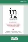 In This Moment - Kirk D. Strosahl ; Patricia J. Robinson - 9781038778727