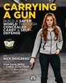 Carrying a Gun - Nick Dahlberg ; Tom Dahlberg ; Chris Schutrop - 9781949117035