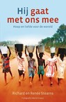 Hij gaat met ons mee - Richard Stearns ; Renée Stearns - 9789029724050