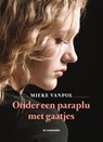 Onder een paraplu met gaatjes - Mieke Vanpol - 9789058389718