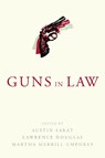 Guns in Law - Austin Sarat ; Lawrence Douglas ; Martha Merrill Umphrey - 9781625344298