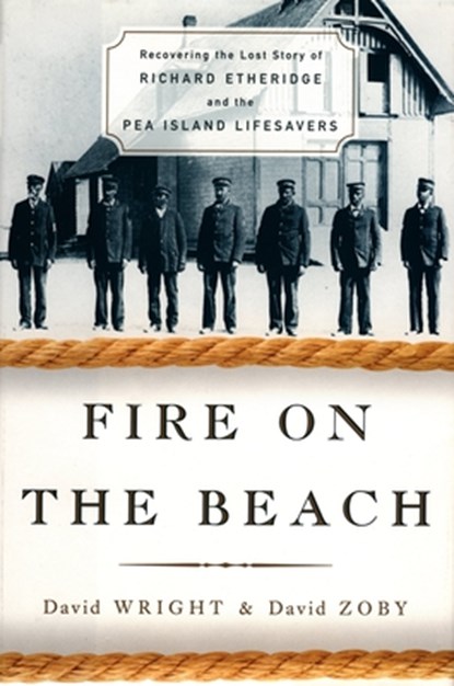 Fire on the Beach: Recovering the Lost Story of Richard Etheridge and the Pea Island Lifesavers, David Wright - Paperback - 9780195154849