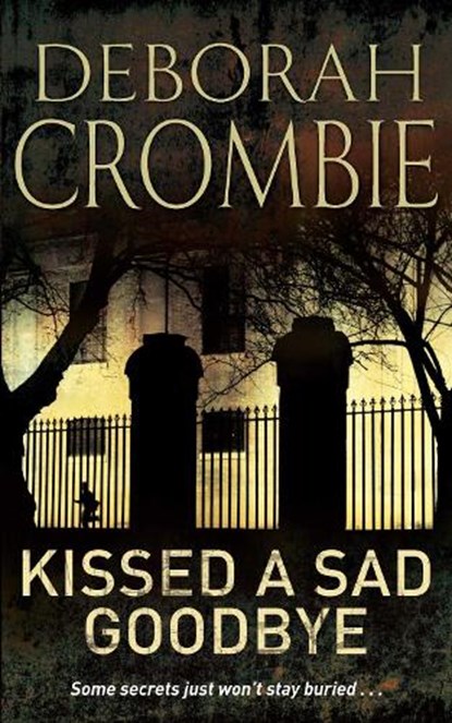 Kissed a Sad Goodbye, Deborah Crombie - Paperback - 9780230772755