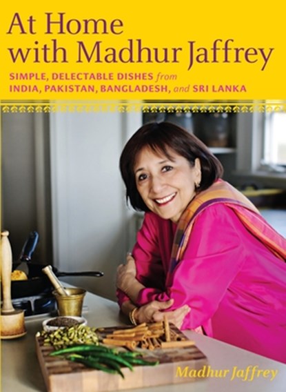 At Home with Madhur Jaffrey: Simple, Delectable Dishes from India, Pakistan, Bangladesh, and Sri Lanka: A Cookbook, Madhur Jaffrey - Gebonden - 9780307268242