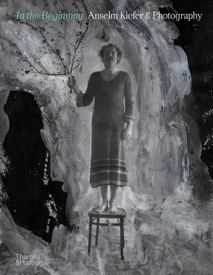 In the Beginning: Anselm Kiefer & Photography, Jean de Loisy ; Sebastien Delot ; Heiner Bastian ; Christian Weikop - Gebonden - 9780500298060