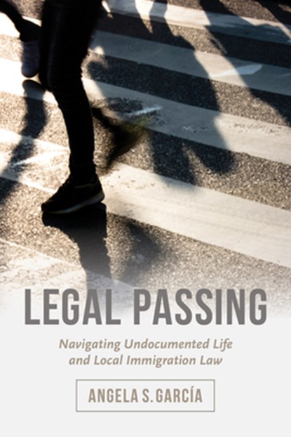 Legal Passing, Angela S. Garcia - Paperback - 9780520296756