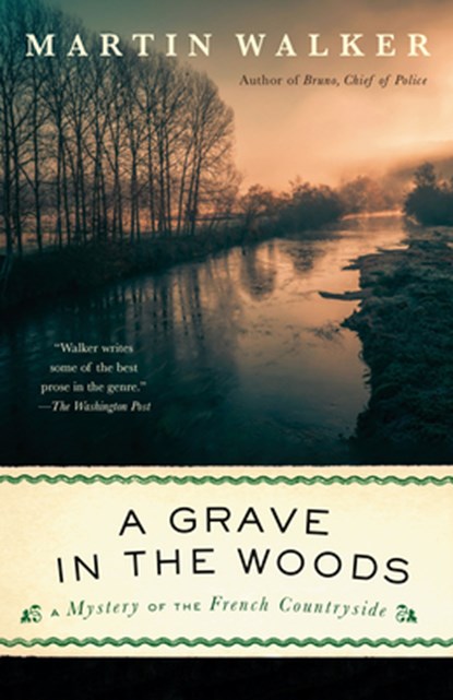 A Grave in the Woods: A Bruno, Chief of Police Novel, Martin Walker - Paperback - 9780593470275