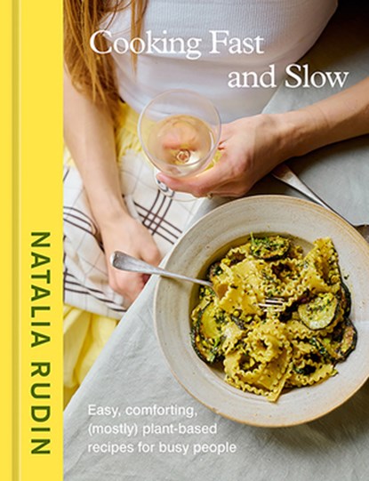 Cooking Fast and Slow: Easy, Comforting, (Mostly) Plant-Based Recipes for Busy People [A Cookbook], Natalia Rudin - Gebonden - 9780593836606