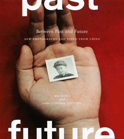 Between Past and Future: New Photography and Video from China, Hung Wu - Gebonden - 9780935573398