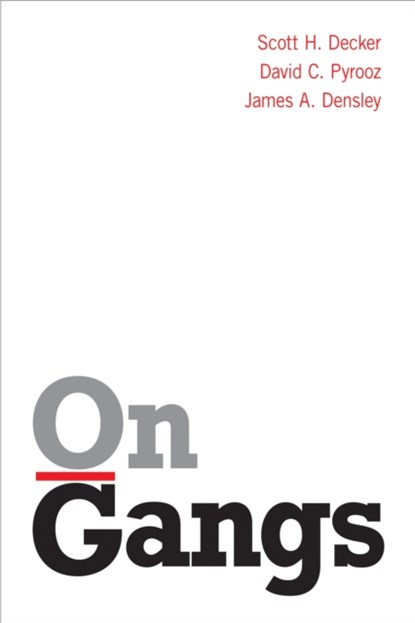 On Gangs, Scott H. Decker ; David C. Pyrooz ; James A. Densley - Paperback - 9781439920640