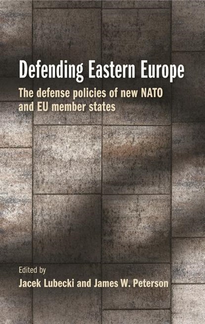 Defending Eastern Europe, Jacek Lubecki ; James W. Peterson - Paperback - 9781526171870