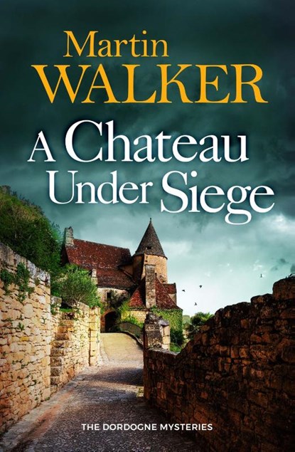 A Chateau Under Siege, Martin Walker - Paperback - 9781529413724