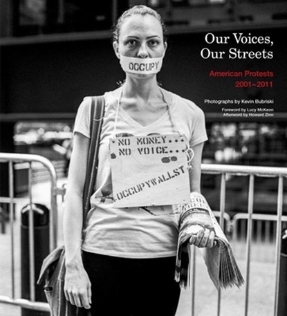 Our Voices, Our Streets: American Protests 2001-2011, Kevin Bubriski ; Howard Zinn - Gebonden - 9781576879474